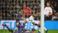 MU unggul 1-0 di menit ke-44 lewat serangan cepat. Umpan lambung Pogba diterima Marcus Rashford di kanan, lalu diselesaikan dengan sepakan mendatar ke pojok kiri bawah gawang. (Foto: Mike Hewitt/Getty Images)