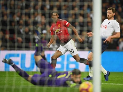 LONDON, ENGLAND - JANUARY 13:  Marcus Rashford of Manchester United beats Jan Vertonghen and Hugo Lloris of Tottenham Hotspur as he scores his team's first goal  during the Premier League match between Tottenham Hotspur and Manchester United at Wembley Stadium on January 13, 2019 in London, United Kingdom.  (Photo by Mike Hewitt/Getty Images)
