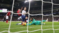 Harry Kane mencetak gol di menit ke-31, tapi dianulir. Umpan silang dari kanan disambut Dele Alli di tiang jauh, lalu bola disontek Kane di depan gawang. Tapi dia melakukannya dalam posisi offside. (Foto: Catherine Ivill/Getty Images)