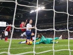 Harry Kane mencetak gol di menit ke-31, tapi dianulir. Umpan silang dari kanan disambut Dele Alli di tiang jauh, lalu bola disontek Kane di depan gawang. Tapi dia melakukannya dalam posisi offside. (Foto: Catherine Ivill/Getty Images)