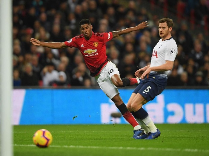 LONDON, ENGLAND - JANUARY 13:  Marcus Rashford of Manchester United beats Jan Vertonghen of Tottenham Hotspur as he scores his teams first goal  during the Premier League match between Tottenham Hotspur and Manchester United at Wembley Stadium on January 13, 2019 in London, United Kingdom.  (Photo by Mike Hewitt/Getty Images)