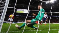 De Gea kembali menunjukkan kelasnya di menit ke-70. Sepak pojok Eriksen dari kanan disambar Toby Alderweireld di tiang dekat. De Gea mengadang dengan refleks yang cemerlang. (Foto: Clive Rose/Getty Images)