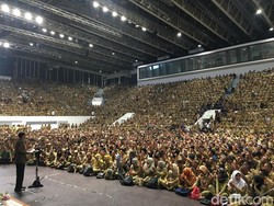 Bertemu Ribuan Perangkat Desa, Jokowi Titip Rp 257 T Berputar di Desa