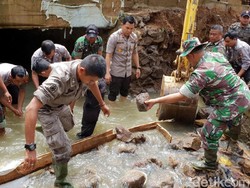 Kurangi Tekanan Air, Aparat Menyodet Jalur Sungai Cibandung