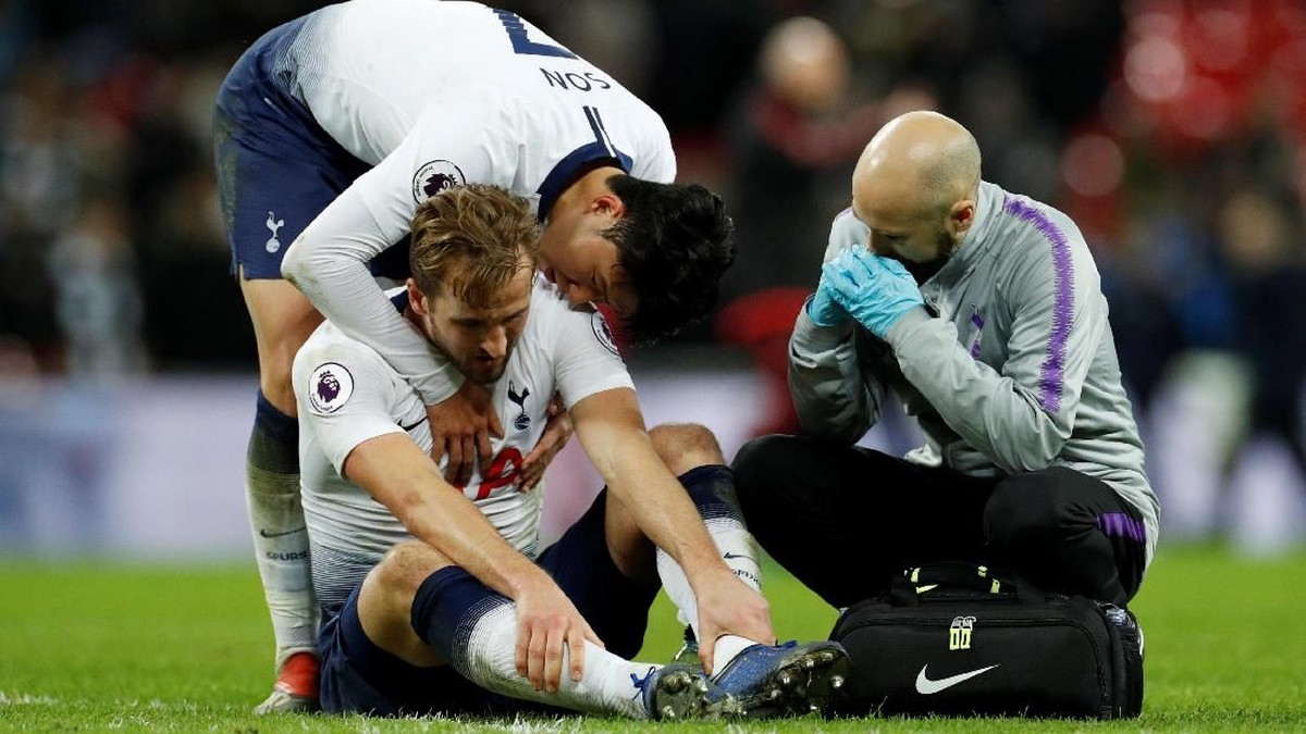 Harry Kane cedera saat Tottenham Hotspur kalah dari Manchester United (Reuters/John Sibley)