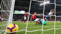 Kane malah sempat menjebol gawang De Gea. Tapi wasit membatalkannya karena lebih dulu offside. (Catherine Ivill/Getty Images)