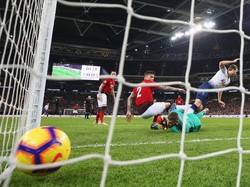 Kane malah sempat menjebol gawang De Gea. Tapi wasit membatalkannya karena lebih dulu offside. (Catherine Ivill/Getty Images)