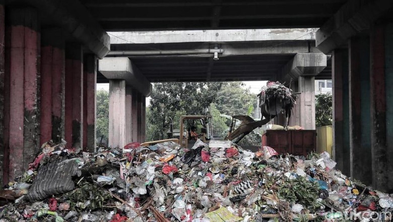 Pemprov DKI Kesulitan Bersihkan Sampah di Kolong Tol Wiyoto-Wiyono