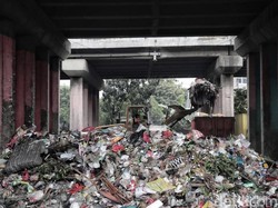 Pemprov DKI Kesulitan Bersihkan Sampah di Kolong Tol Wiyoto-Wiyono