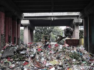 Pemprov DKI Kesulitan Bersihkan Sampah di Kolong Tol Wiyoto-Wiyono Pemprov DKI Kesulitan Bersihkan Sampah di Kolong Tol Wiyoto-Wiyono