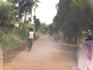 Waskita Janji Bersihkan Jalanan yang Kotor Akibat Truk Pasir Waskita Janji Bersihkan Jalanan yang Kotor Akibat Truk Pasir