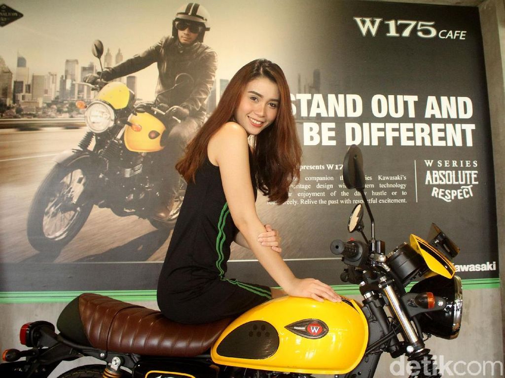 Senyum Manis Sang Model di Atas Kuda Besi Kawasaki Senyum Manis Sang Model di Atas Kuda Besi Kawasaki