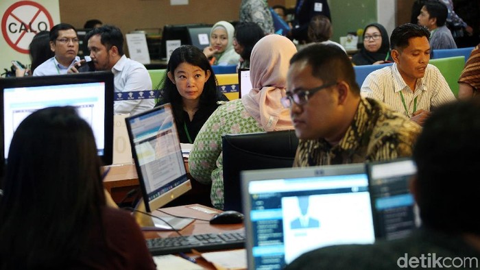Potret Suasana Pelayanan OSS di Kantor BKPM Sistem layanan izin berusaha terintegrasi secara elektronik (Online Single Submission/OSS) mulai dikelola BKPM. Begini suasana kantor OSS BKPM.