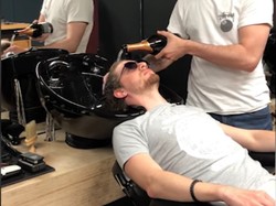 Unik dan Mewah! Tukang Cukur Pakai Sampanye untuk Keramasi Rambut Pelanggan