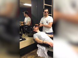 Di Barber Shop Ini Pelanggan Dikeramasi dengan Champagne