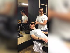Di Barber Shop Ini Pelanggan Dikeramasi dengan Champagne Di Barber Shop Ini Pelanggan Dikeramasi dengan Champagne