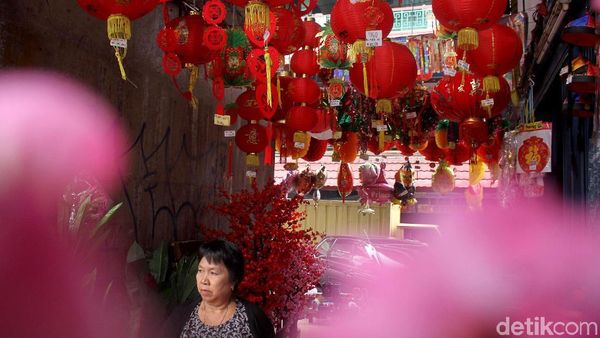 Pedagang Pernak-pernik Imlek Mulai Menjamur di Pasar Pagi