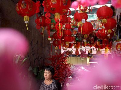 Pedagang Pernak-pernik Imlek Mulai Menjamur di Pasar Pagi