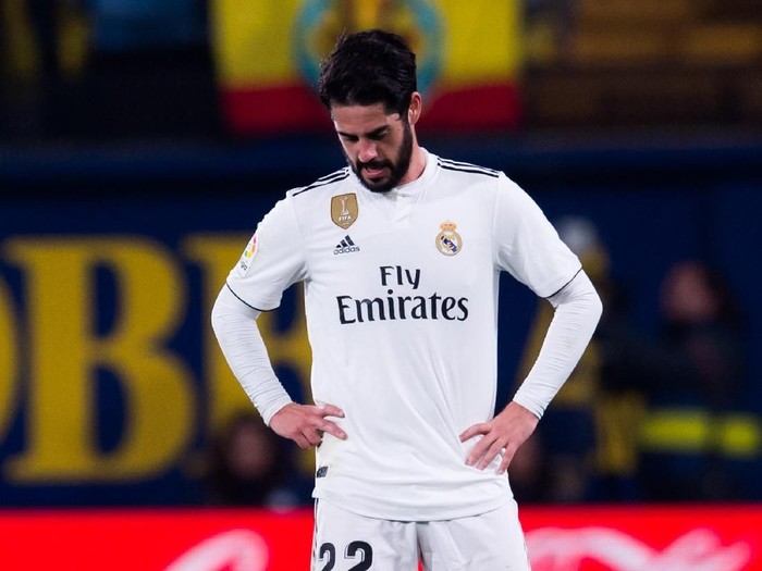 VILLAREAL, SPAIN - JANUARY 03: Francisco Alarcon 'Isco' of Real Madrid CF looks dejected after Santi Cazorla of Villarreal CF scored his team's second goal during the La Liga match between Villarreal CF and Real Madrid CF at Estadio de la Ceramica on January 03, 2019 in Villarreal, Spain. (Photo by Alex Caparros/Getty Images)