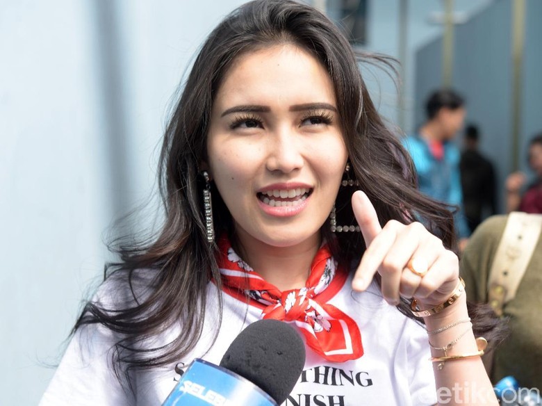 Kakinya Disentuh-sentuh, Ayu Ting Ting Tendang Andika Kangen Band