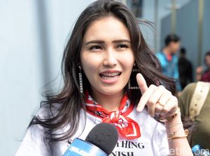 Foto Ayu Ting Ting di Kolam Renang Dihakimi, Dituduh Liburan di Tengah Corona Foto Ayu Ting Ting di Kolam Renang Dihakimi, Dituduh Liburan di Tengah Corona