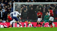 Fernando Llorente melepas tembakan, namun bola masih bisa diamankan De Gea. (Foto: Eddie Keogh/Reuters)