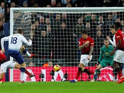 Fernando Llorente melepas tembakan, namun bola masih bisa diamankan De Gea. (Foto: Eddie Keogh/Reuters)