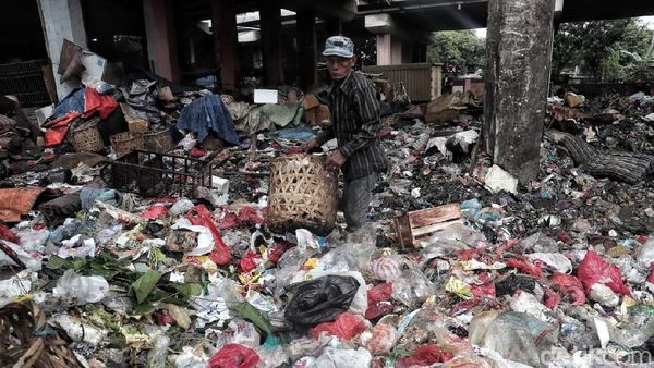 Duh, Jorok! Sampah Menggunung di Kolong Tol Wiyoto-Wiyono