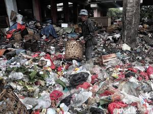 Duh, Jorok! Sampah Menggunung di Kolong Tol Wiyoto-Wiyono