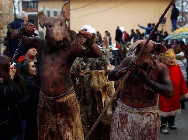 Melihat Karnaval Unik Nan Menyeramkan Ala Warga Makedonia