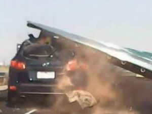 Mobil Tertimpa Papan Raksasa di Jalan Tol, Wanita Australia Selamat