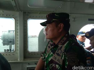 Naik KRI Todak, Pangkoarmada Cek CVR Lion Air di Perairan Karawang Naik KRI Todak, Pangkoarmada Cek CVR Lion Air di Perairan Karawang