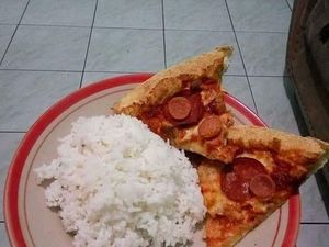 Penistaan! Nasi Dimakan dengan Pizza dan Mie Instan dengan Sereal Cokelat