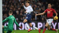 Salah satu peluang yang dipunya Dele Alli namum gagal berujung gol. Gelandang serang Tottenham itu melepaskan empat tembakan, tiga di antaranya mengarah ke sasaran (Mike Hewitt/Getty Images)
