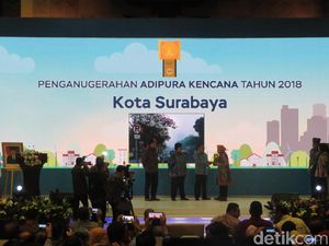 Penganugerahan Adipura, JK Puji Risma Tetap Kerja Meski Kaki Terkilir Penganugerahan Adipura, JK Puji Risma Tetap Kerja Meski Kaki Terkilir