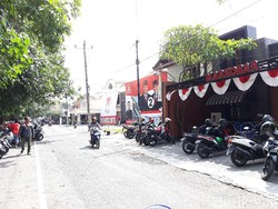 Satu Lagi Posko Prabowo di Solo, yang Ini Nempel Warung Markobar Gibran