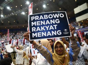 Semangat Warga Ikuti Pidato Kebangsaan Prabowo Semangat Warga Ikuti Pidato Kebangsaan Prabowo