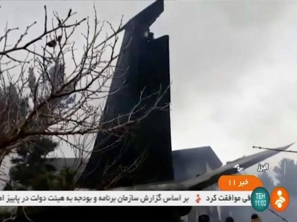 Pesawat Kargo Iran Jatuh, 15 Orang Tewas dan 1 Orang Selamat Pesawat Kargo Iran Jatuh, 15 Orang Tewas dan 1 Orang Selamat