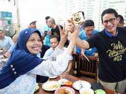 Kunjungi Jateng, Sandiaga Jajan di Warung Noroyono dan Soto Gading