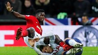 Paul Pogba terlibat duel dengan Erik Lamela, yang masuk menggantikan Moussa Sissoko di menit ke-43. (Foto: Eddie Keogh/Reuters)
