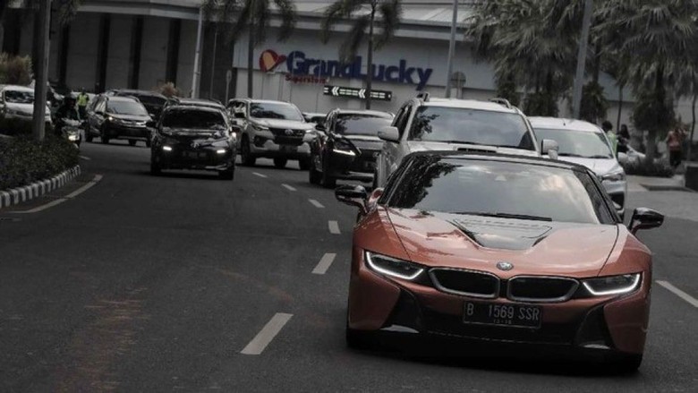 BMW i8 Roadster, kendaraan beroda empat sporty yang mengusuk sistem hybrid (Foto: detikcom)