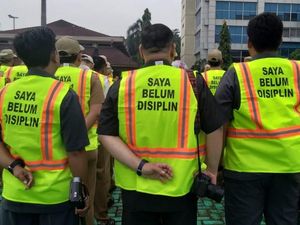 Ratusan ASN Pembolos di Bekasi Dihukum Pakai Rompi