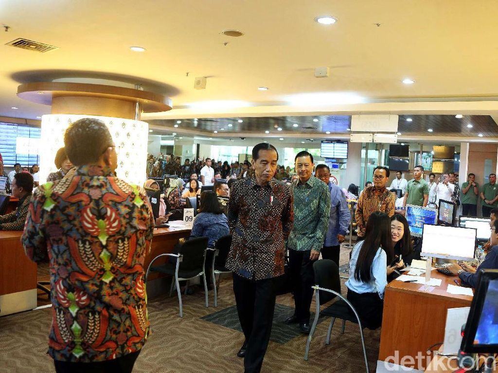 Jokowi Pamer ke Prabowo Izin Usaha Cuma 3 Jam, Benarkah? Jokowi Pamer ke Prabowo Izin Usaha Cuma 3 Jam, Benarkah?