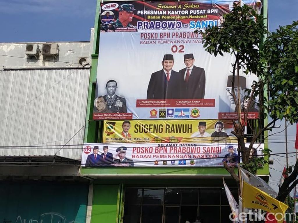 BPN: Foto Gatot Nurmantyo di Posko Prabowo Dipasang oleh Relawan BPN: Foto Gatot Nurmantyo di Posko Prabowo Dipasang oleh Relawan