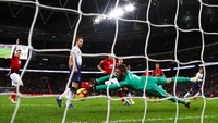De Gea benar-benar harus jatuh bangun di laga ini. Salah satu penyelamatan terbaik yang dia lakukan adalah ketika menghalau tandukan Delle Ali di babak kedua (Clive Rose/Getty Images)