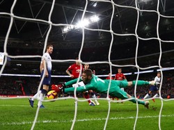 De Gea benar-benar harus jatuh bangun di laga ini. Salah satu penyelamatan terbaik yang dia lakukan adalah ketika menghalau tandukan Delle Ali di babak kedua (Clive Rose/Getty Images)