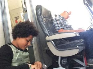 Duh! Tak Dapat Kursi, Satu Keluarga Duduk di Lantai Pesawat