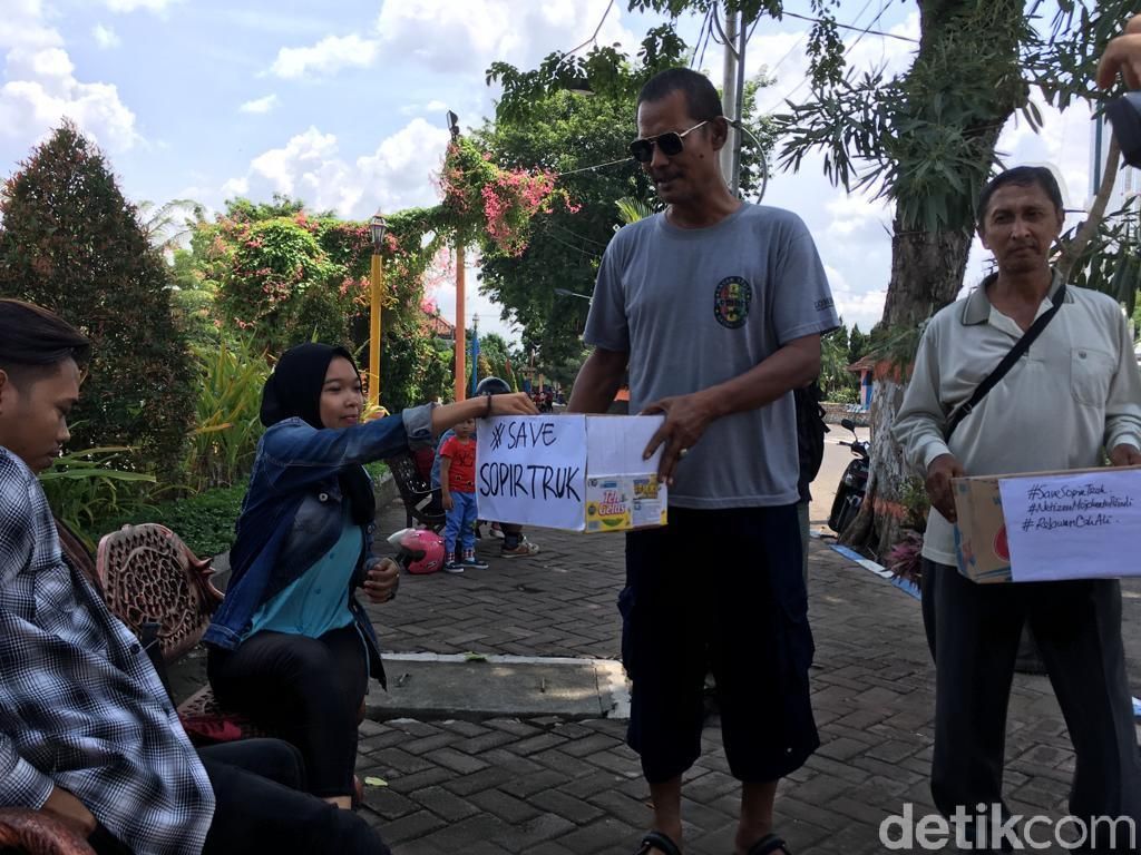 #SaveSopirTruk, Cara Simpati Warga ke Sopir yang Tabrak Mobil Patwal #SaveSopirTruk, Cara Simpati Warga ke Sopir yang Tabrak Mobil Patwal