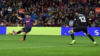 Suarez membuka keunggulan Barcelona lewat golnya di menit ke-19. Foto: David Ramos/Getty Images