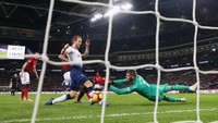 Harry Kane jadi pemain Tottenham yang paling banyak menciptakan ancaman ke gawang De Gea. Total Kane menciptakan tujuh tembakan, empat di antaranya on target. (Catherine Ivill/Getty Images)